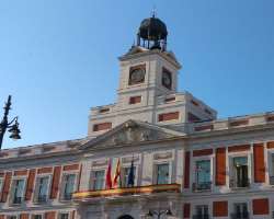 The square is a home to the popular clock which is known for the bells mark for the traditional eating of Twelve Grapes and the New Year's celebration